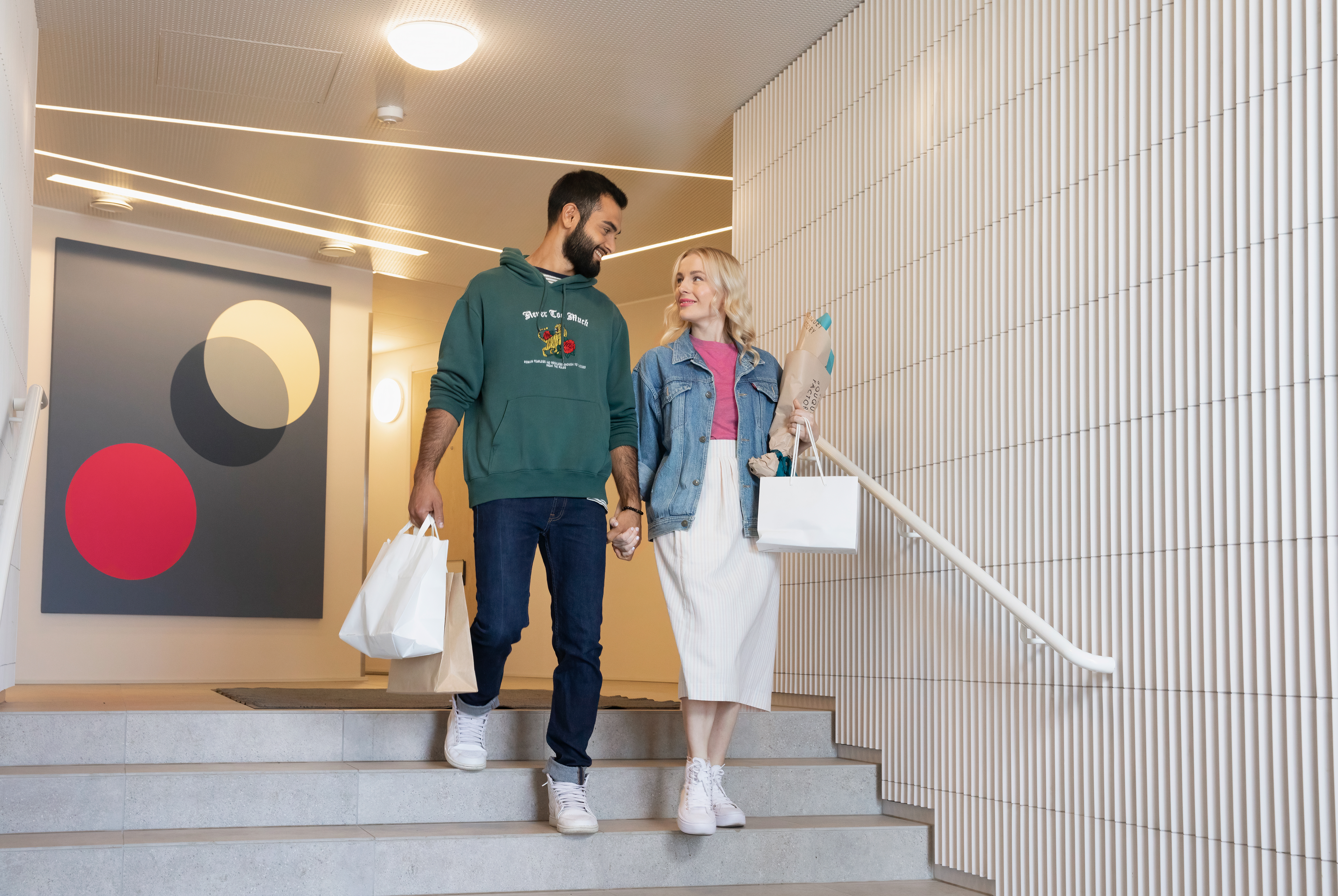 Mies ja nainen kävelevät portaita alas.