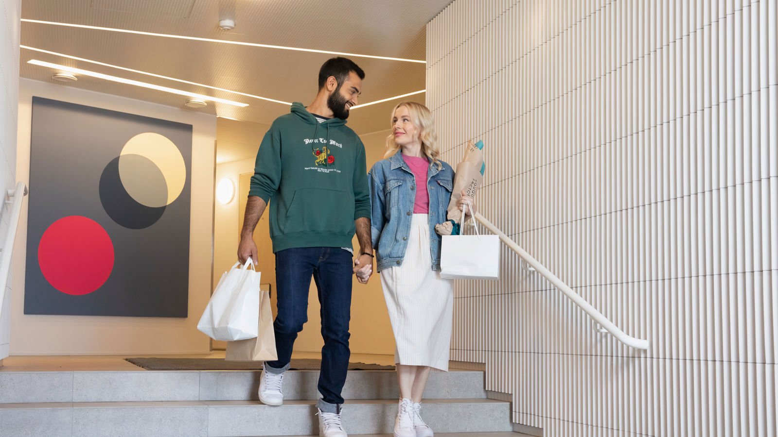 En man och en kvinna går nerför trapporna