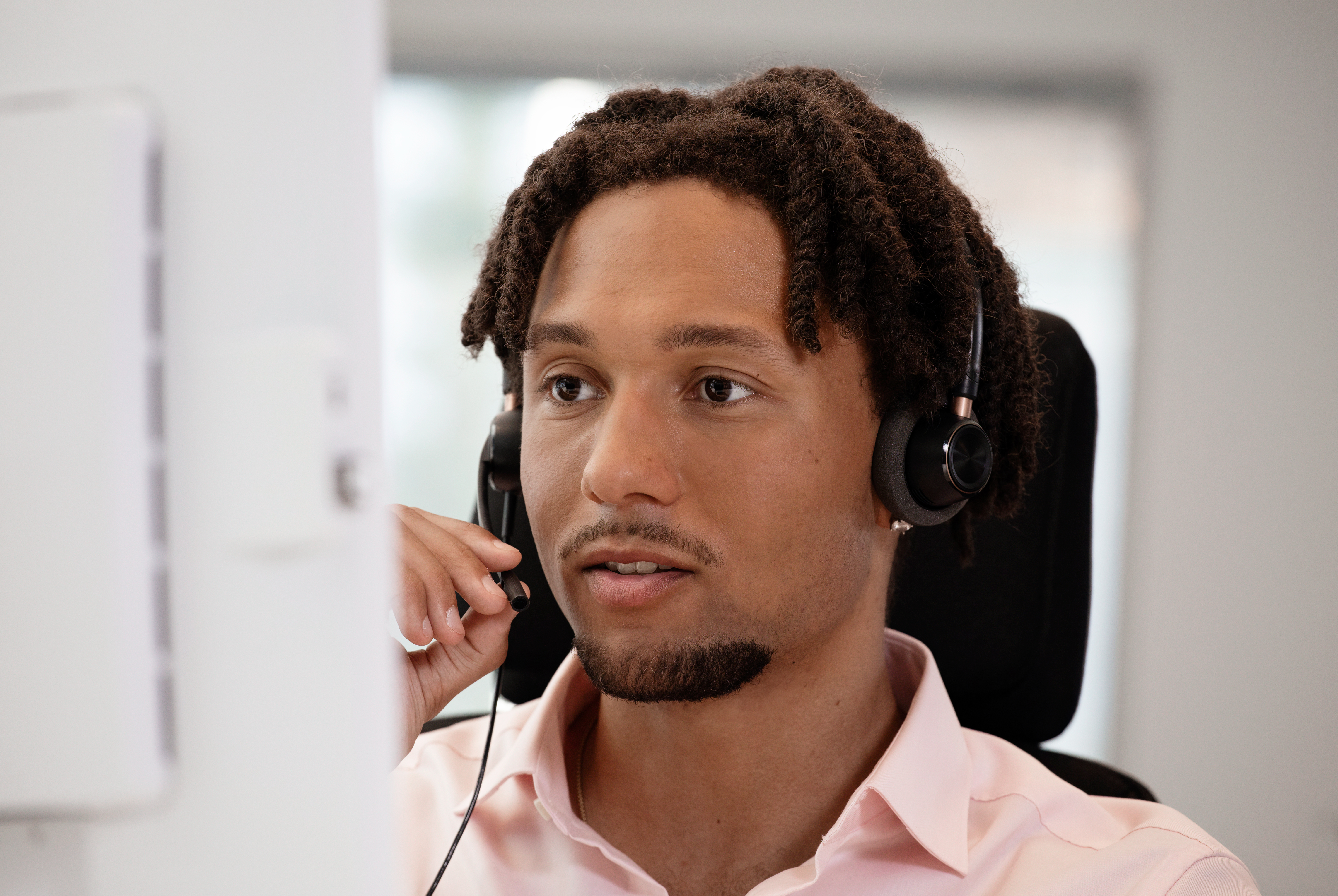 Palveluneuvoja puhuu puhelimessa. 