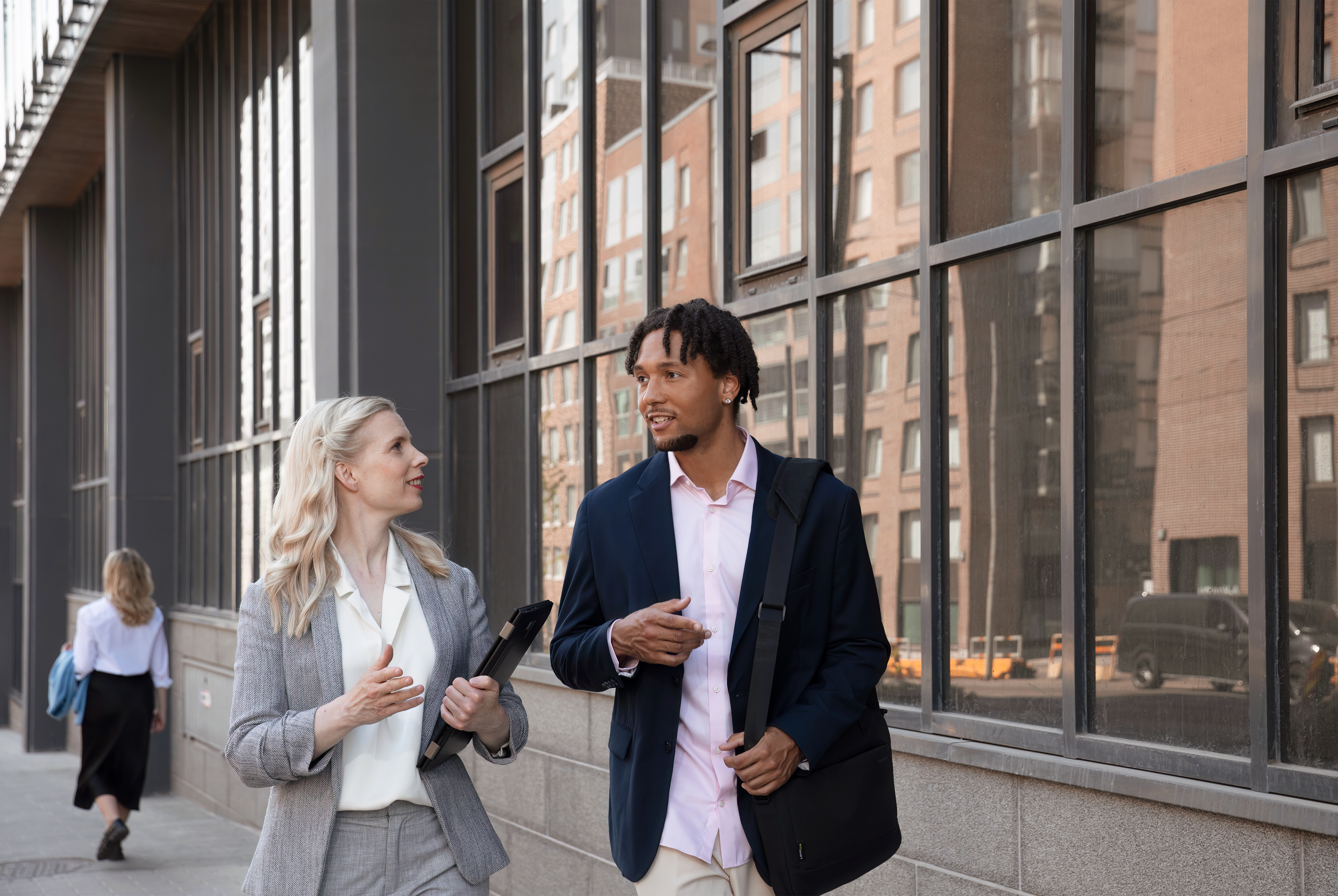 Mies ja nainen kävelevät kadulla. 