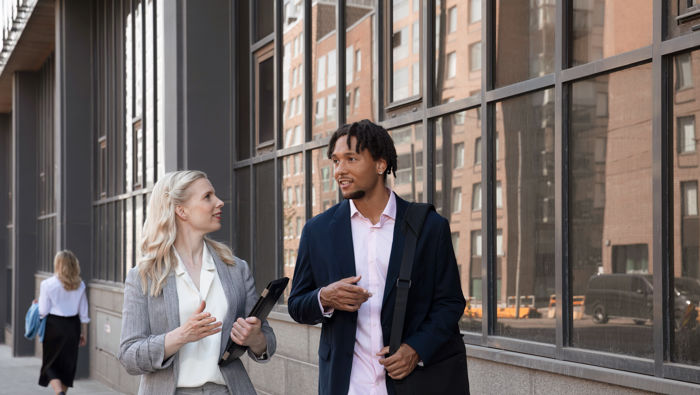 Mies ja nainen kävelevät kadulla.