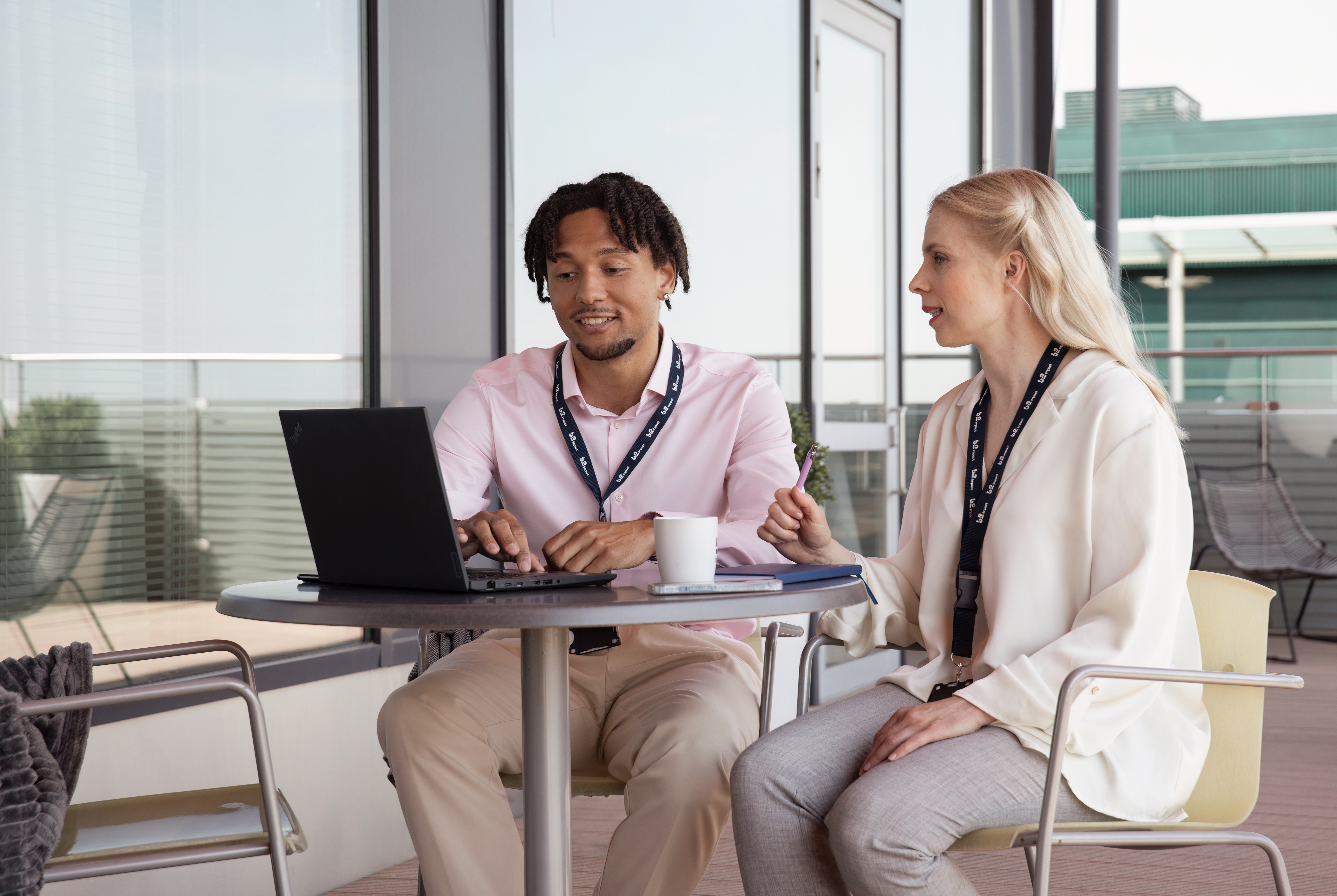 Mies ja nainen keskustelevat.