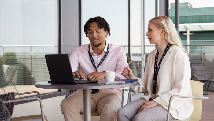 Mies ja nainen keskustelevat.