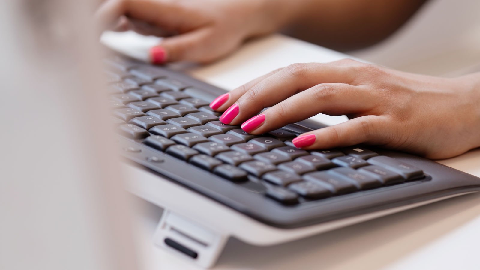 Ihminen kirjoittaa tietokoneella.