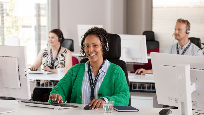 Palveluneuvojia työskentelemässä avokonttorissa.