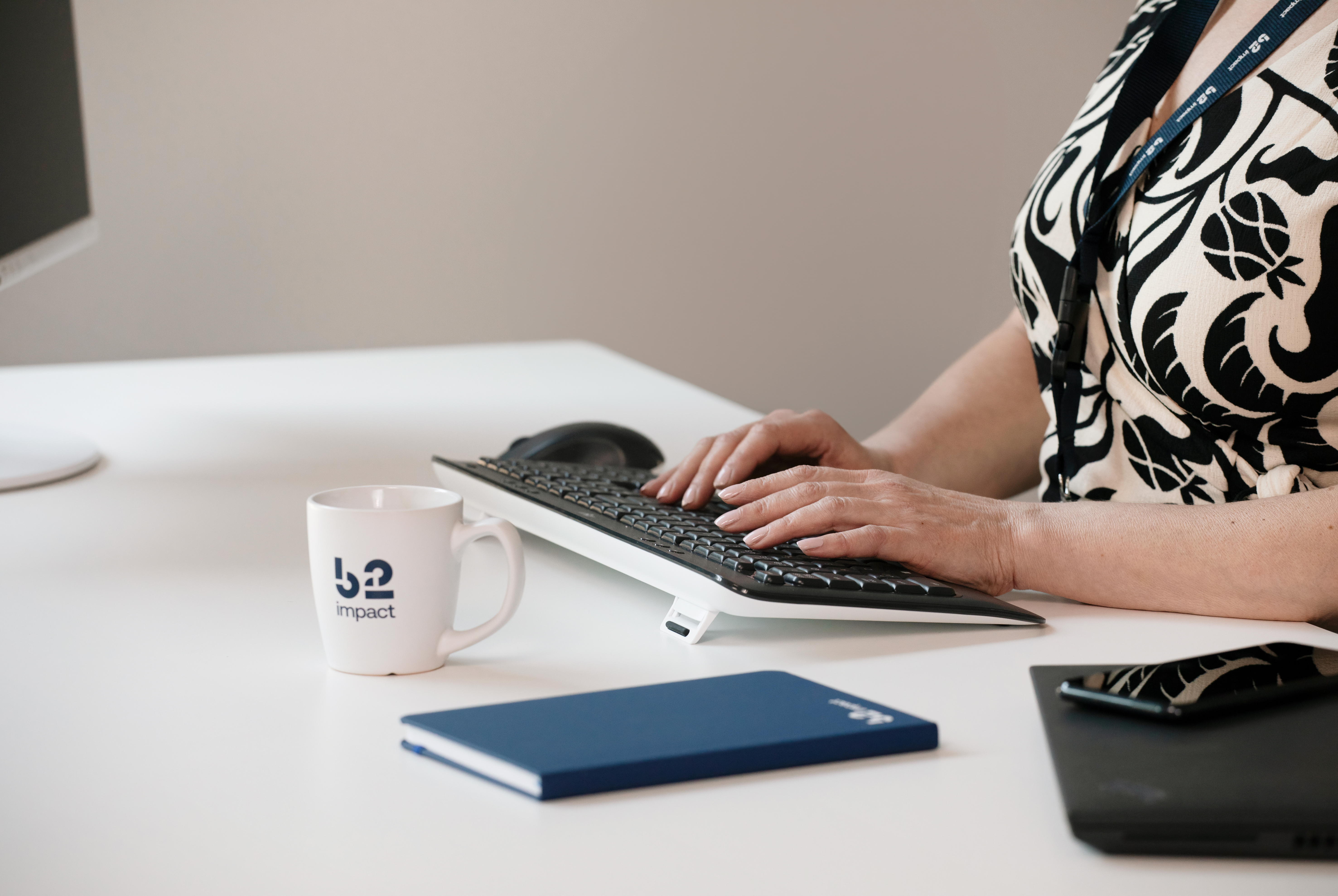 Nainen kirjoittaa tietokoneen näppäimistöllä.