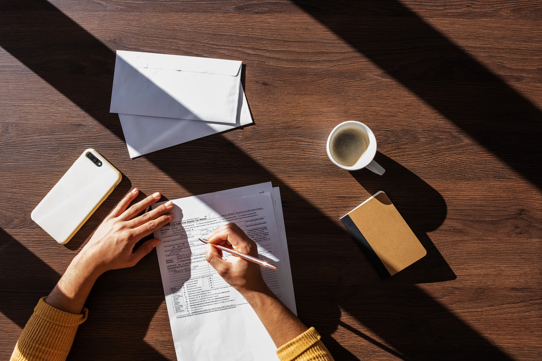 Nainen kirjoittaa paperille